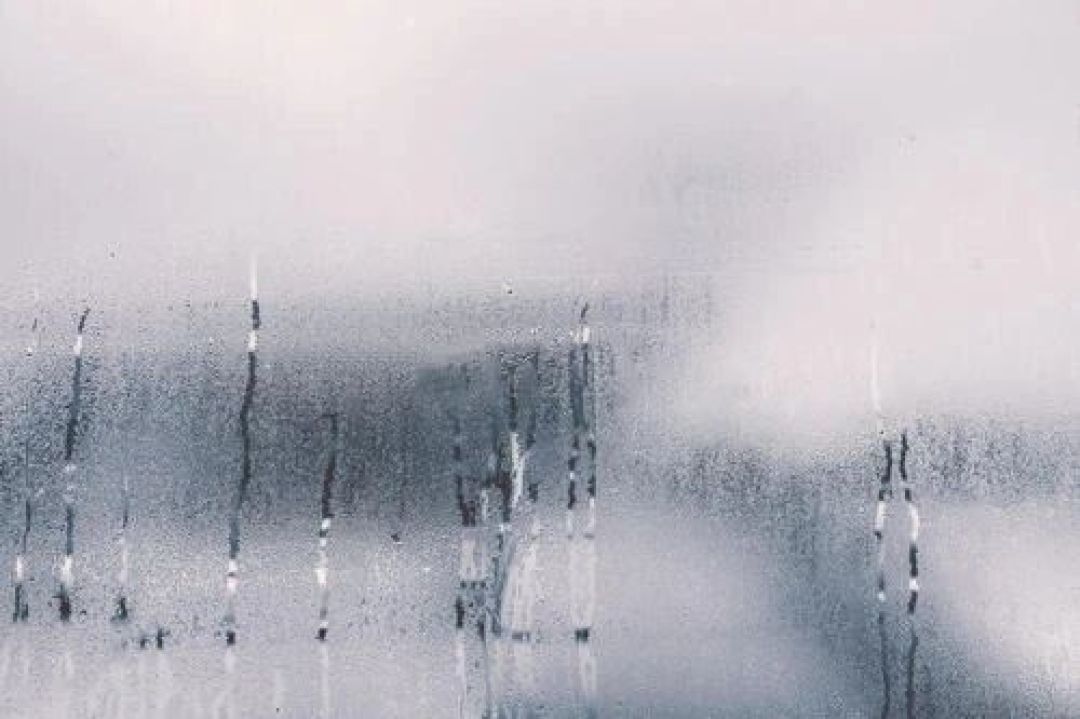 供暖头一周,窗子内侧淌水?先做手指测试:3种水里只有1种能擦好