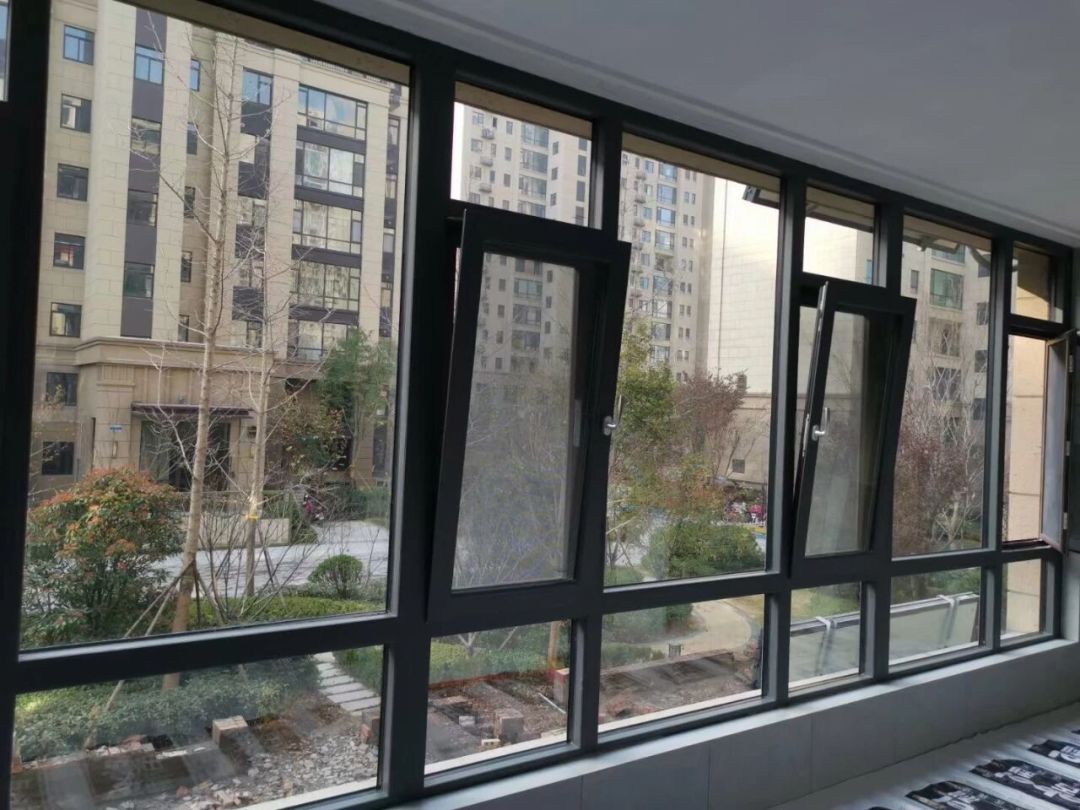 供暖头一周,窗子内侧淌水?先做手指测试:3种水里只有1种能擦好