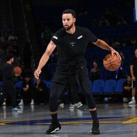 NBA杯开打，库里热身穿上了驭帅Ultra：400元旗舰值不值？