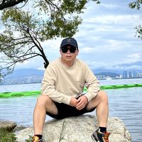 浅米色卫衣配黑色短裤的搭配