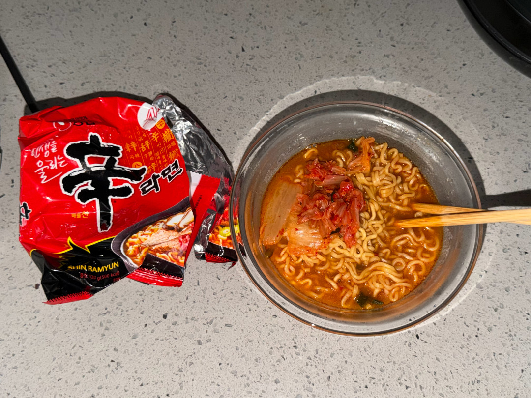 把争论帖最火的辛拉面评论翻完,赞最高的一句是:煮,别泡