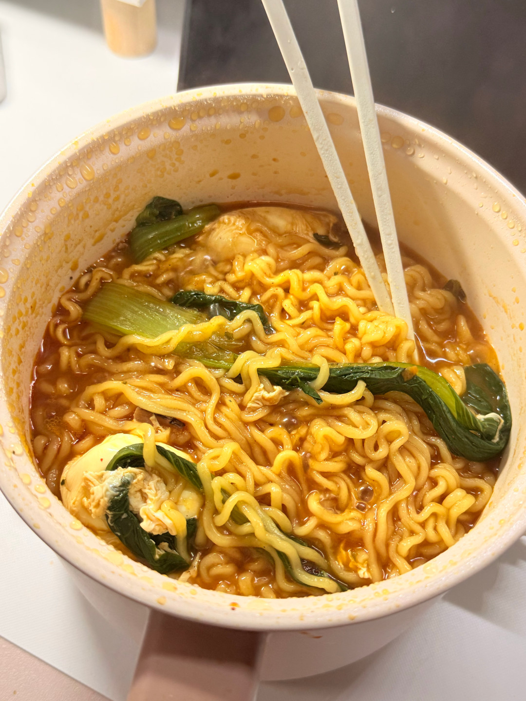 把争论帖最火的辛拉面评论翻完,赞最高的一句是:煮,别泡
