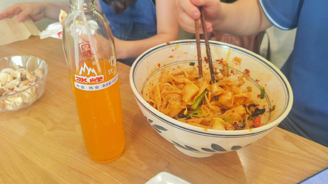 无糖冰峰也有热量?掰开配料表,三瓶「不加糖」其实是三种东西