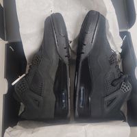 Air Jordan4 Black Cat 黑猫,是去年到今年依旧坚挺的AJ4