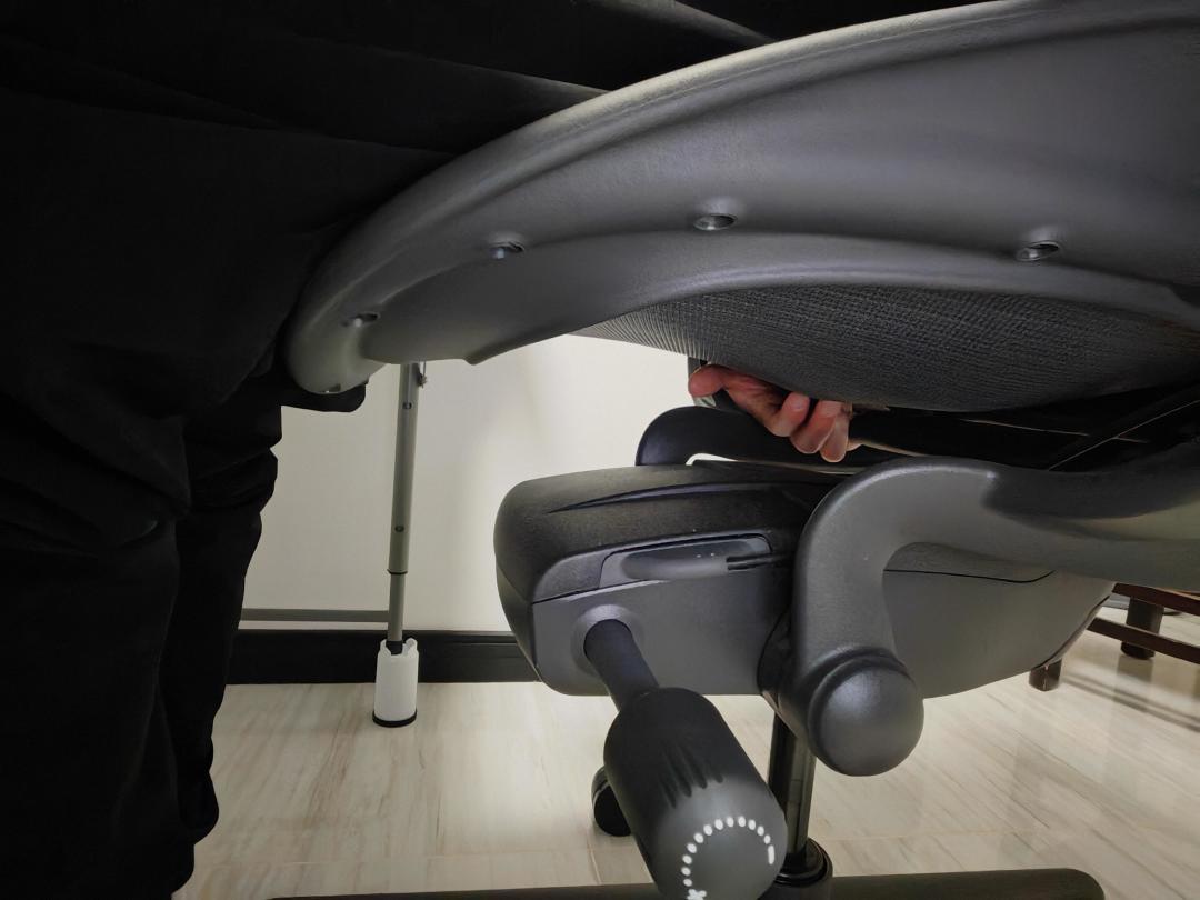 新到货的Aeron2先别坐:把它翻过来,看看椅底