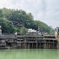 别再说凤凰古城没美食：这9家店，本地人闭眼冲