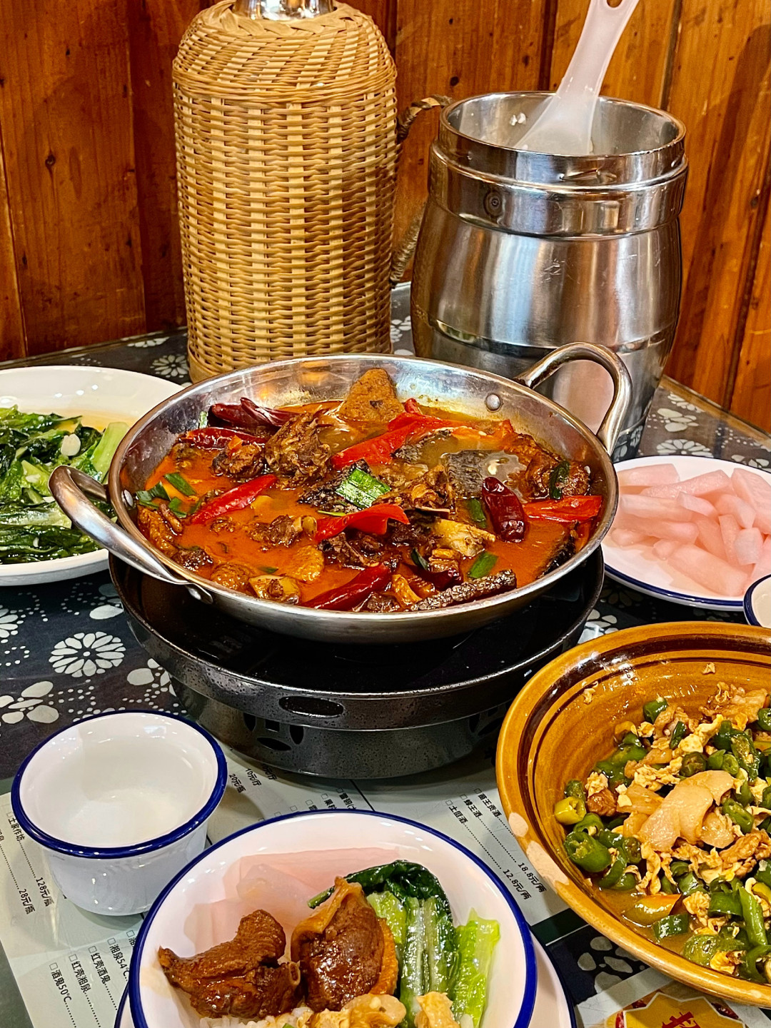 别再说凤凰古城没美食:这9家店,本地人闭眼冲