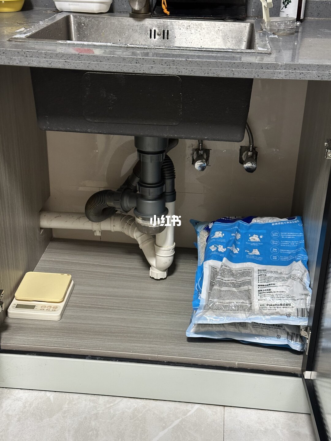 水槽柜内下水横管、黑色波纹软管与存水弯立管的排查实拍，对应逐段检查管道与水封