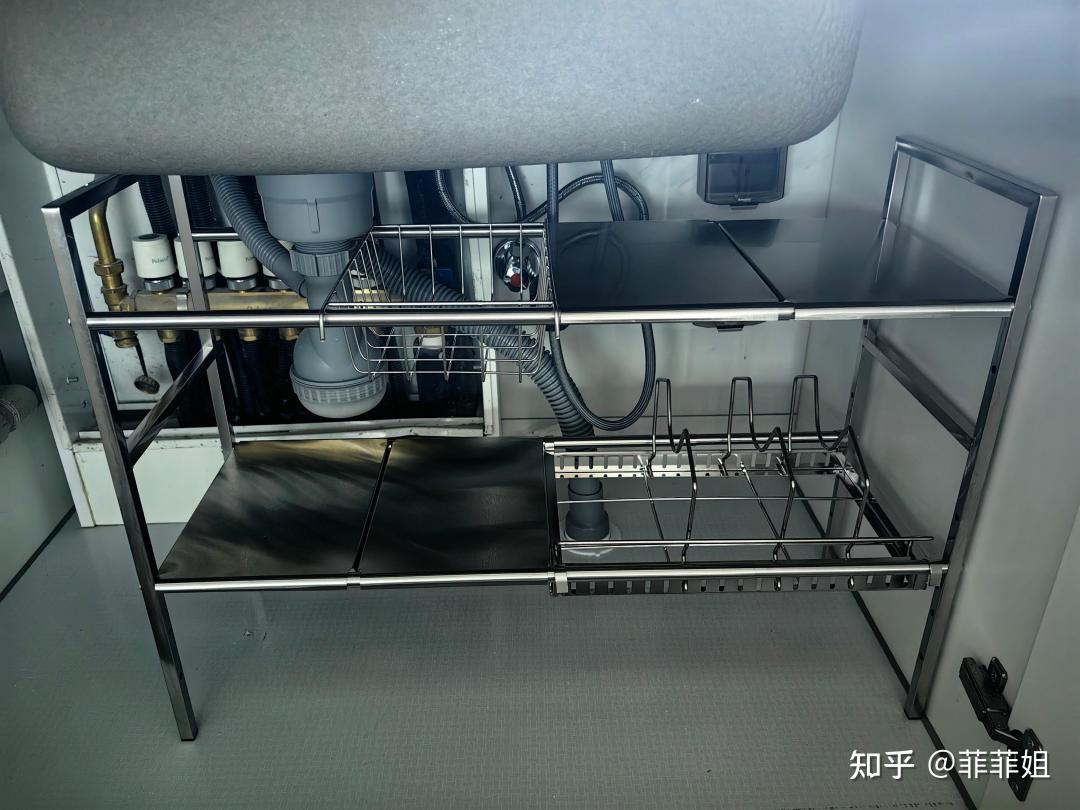水槽柜内不锈钢双层避管拉篮实拍，层板与篮筐绕开下水管和设备落位