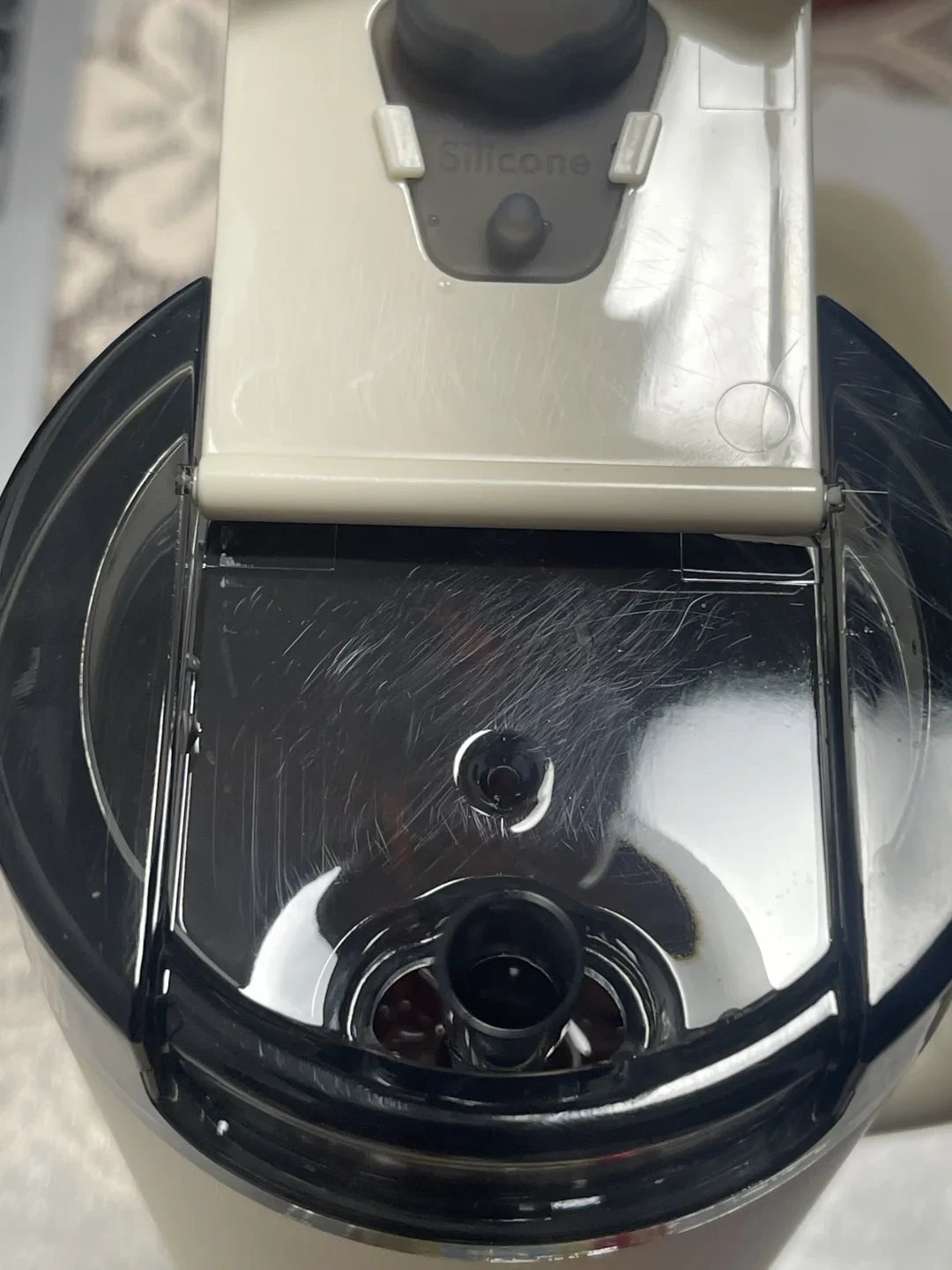 碗里的灰印和桌上的白圈，多半不是磨坏了：先弄清是谁留的，再决定怎么擦