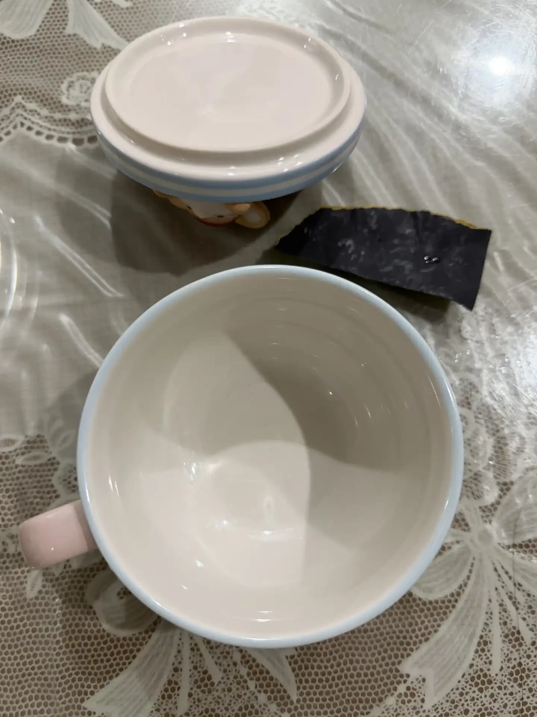碗里的灰印和桌上的白圈，多半不是磨坏了：先弄清是谁留的，再决定怎么擦