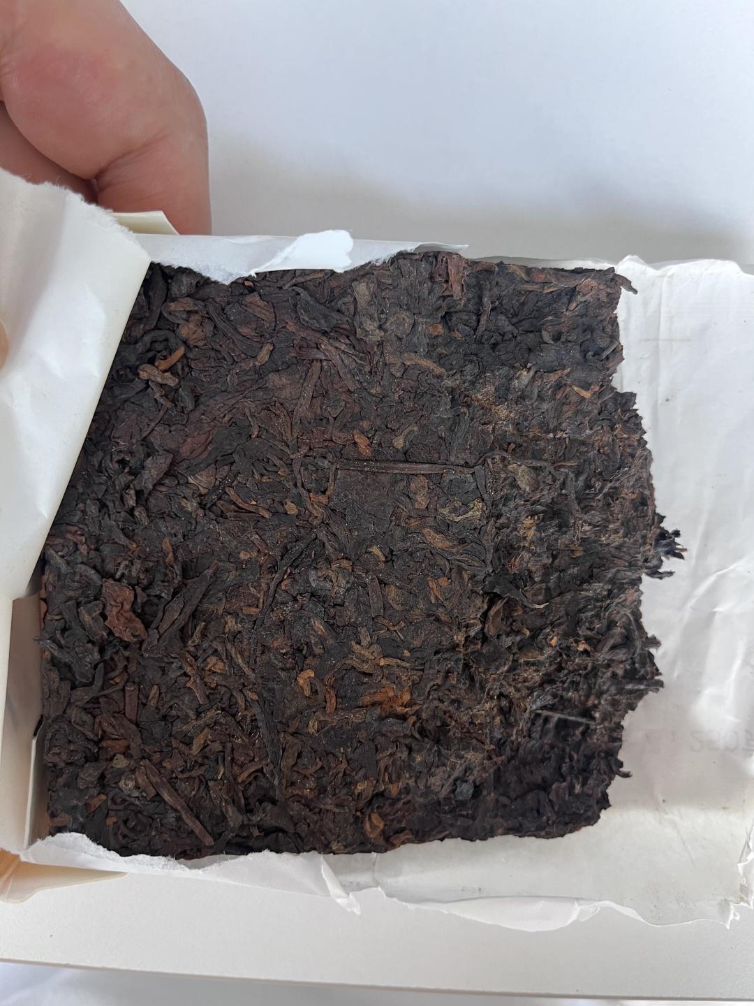 沱茶冒白先别扔：茶霜是好事、棉线是冤枉，霉才是坏货