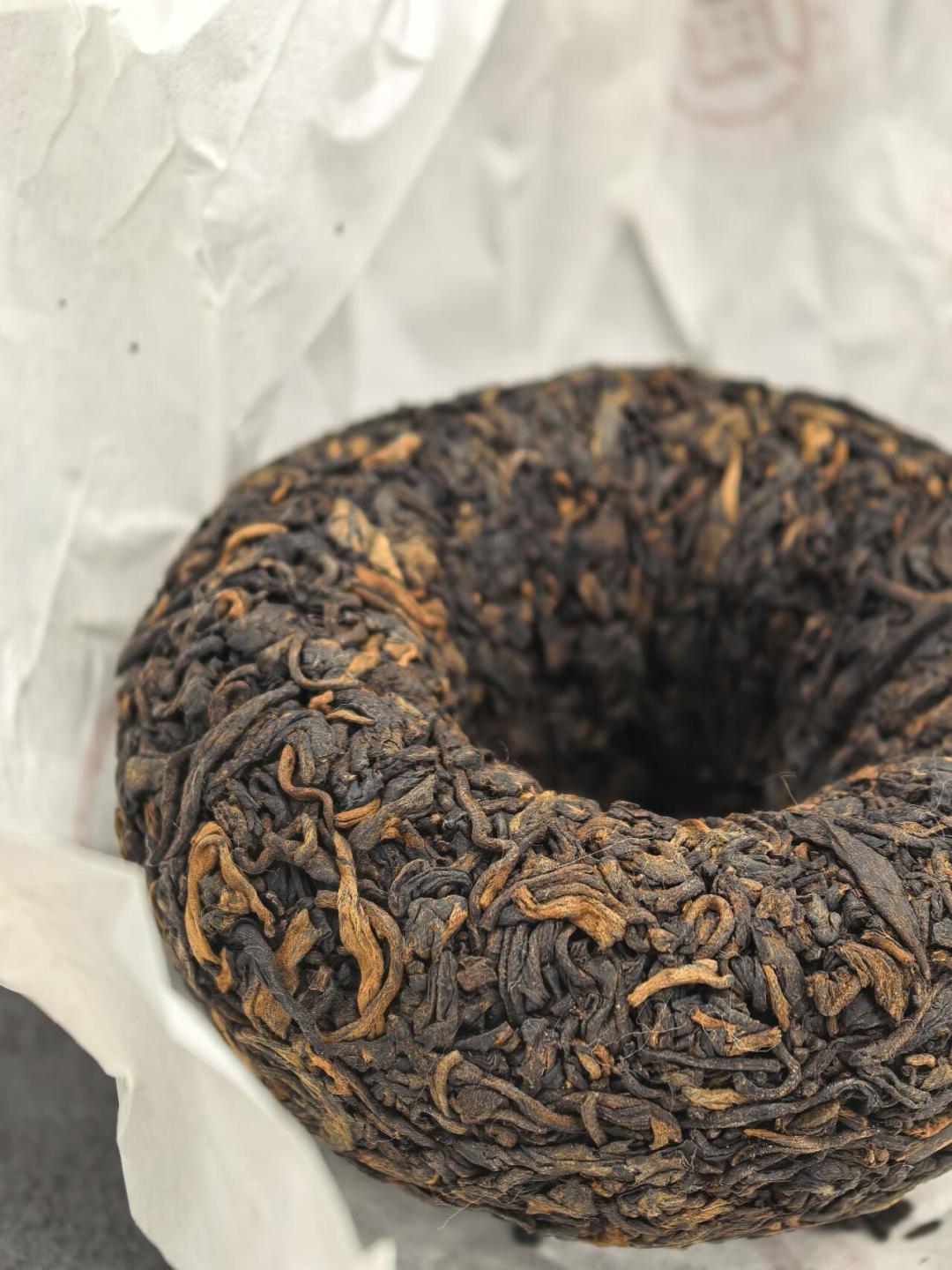 沱茶冒白先别扔：茶霜是好事、棉线是冤枉，霉才是坏货