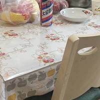 餐桌挑圆的，同样坐六个人，要多占一张单人床