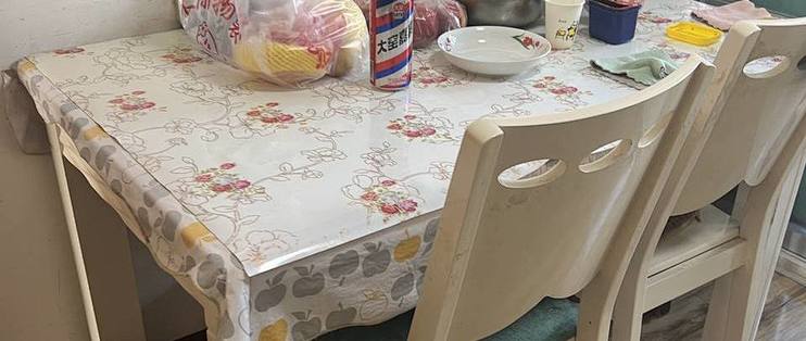 餐桌挑圆的，同样坐六个人，要多占一张单人床