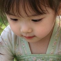 绿色铃兰配汉服，比大红大粉更“清冷”一档