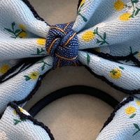 牛仔蓝发圈配蝴蝶结，比亮蓝色耐看也更好搭衣服