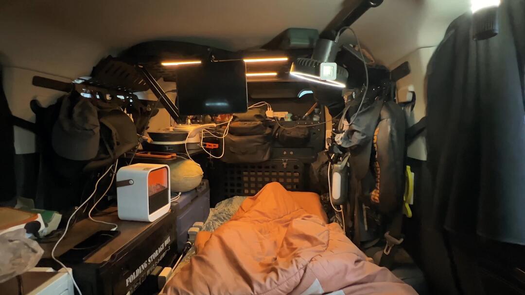 睡车里火了,床车却困在公厕:Vanlife的自由到底停在哪