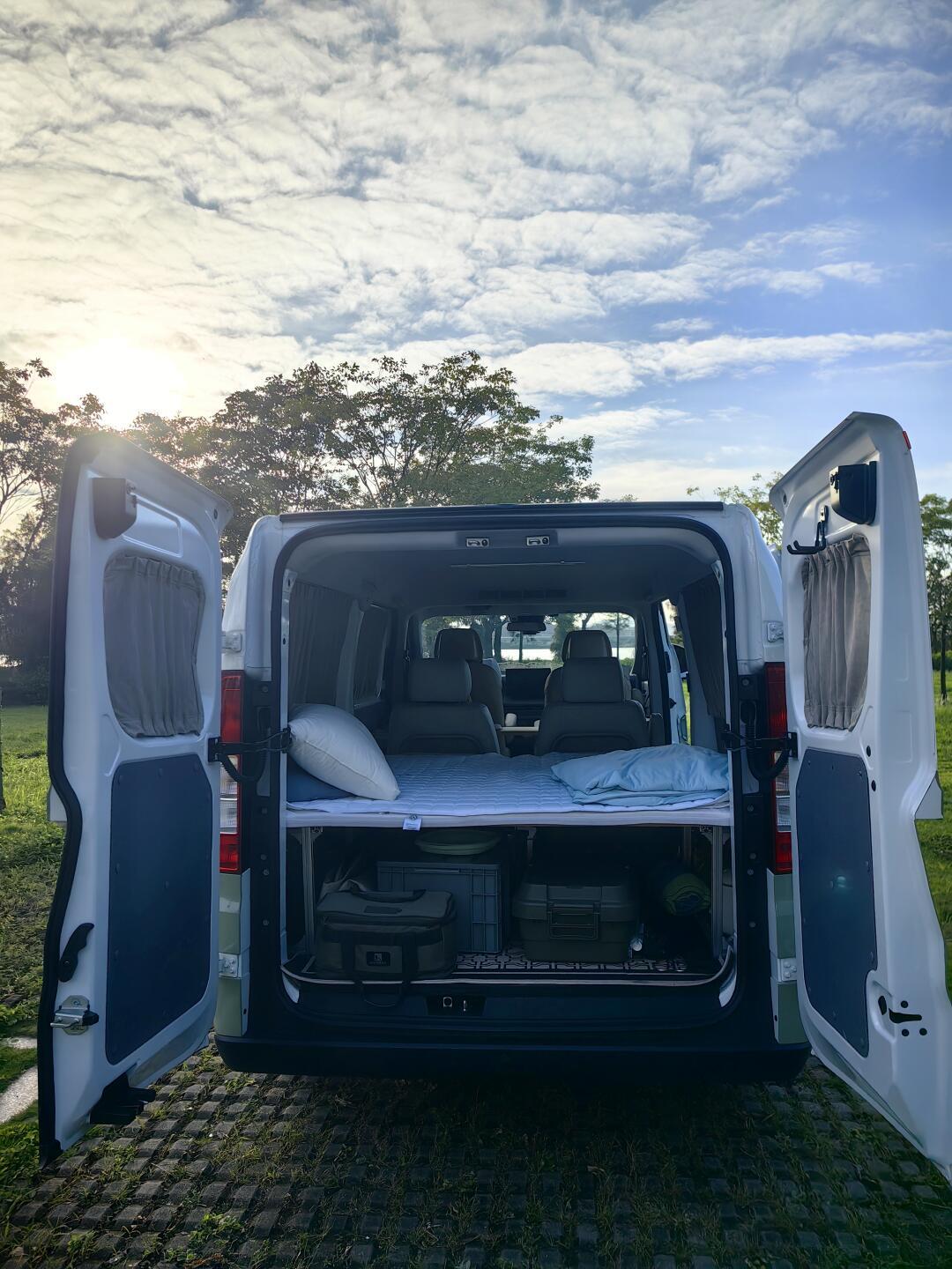 睡车里火了,床车却困在公厕:Vanlife的自由到底停在哪