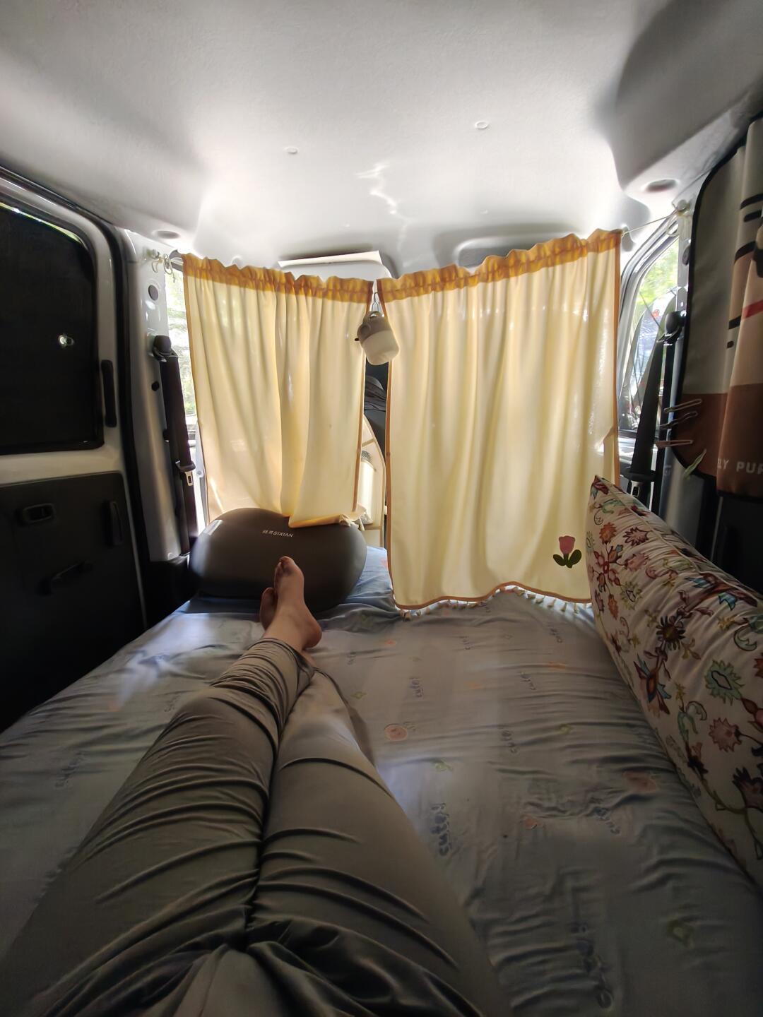 睡车里火了,床车却困在公厕:Vanlife的自由到底停在哪