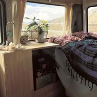 睡车里火了，床车却困在公厕：Vanlife的自由到底停在哪