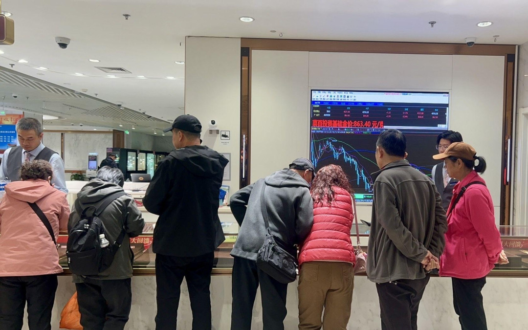 手镯一天跌800元,挤爆金店的年轻人,先看完金豆这三本账