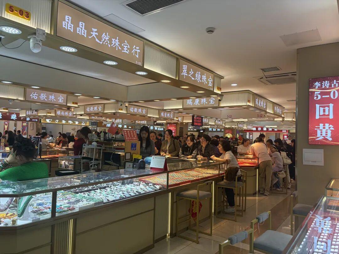 手镯一天跌800元,挤爆金店的年轻人,先看完金豆这三本账