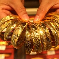 金饰克价跌了近550元,金店挤爆:小戒指和大金镯同时卖爆,买之前先算清价签