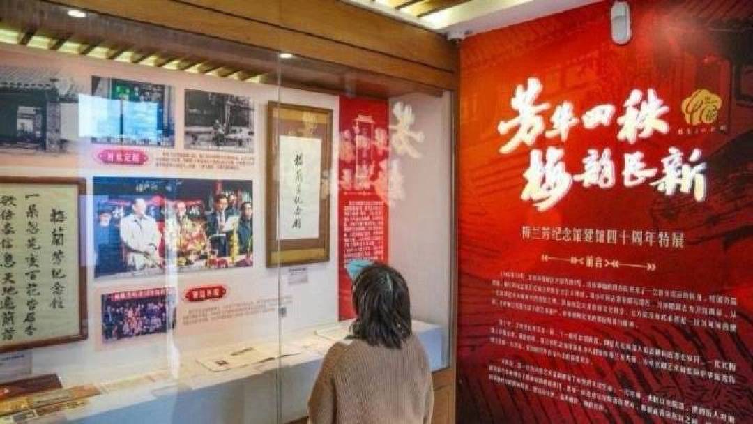 戏里的剑回了蝶衣手中,戏外梅兰芳的虞姬双剑80年后“回家”了