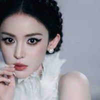 微博视界红毯：娜扎白天鹅刷屏，刘诗诗黑天使、李一桐羽毛深V