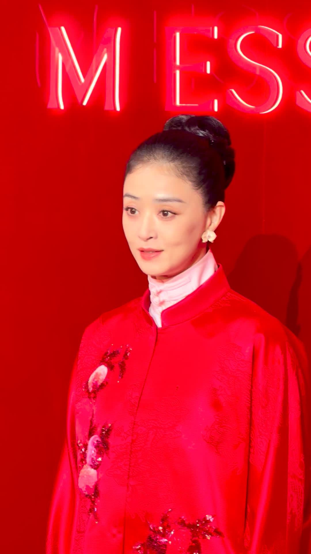 蒋欣被亲脖子一声惊叫：她的体面，从来不是越界者的通行证