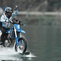 “中国机车之王”张雪：从20米到40.74公里，爽文之外还有什么