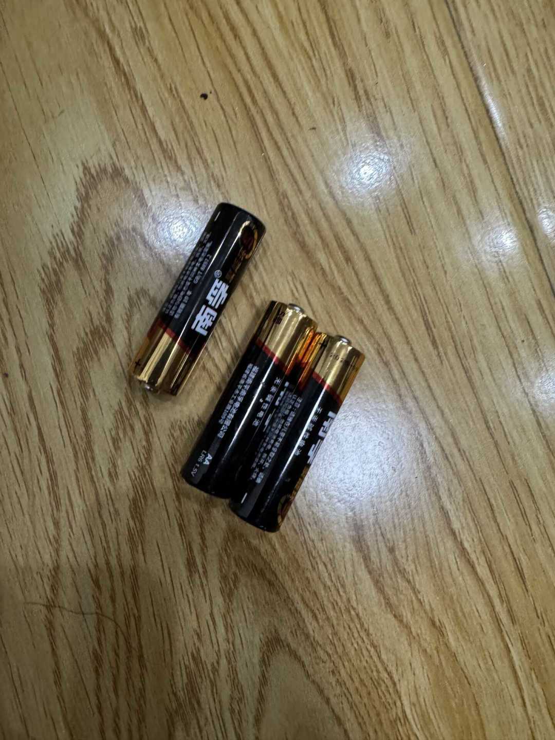 智能锁电池鼓包不是个例：先停用，再查你的充电头
