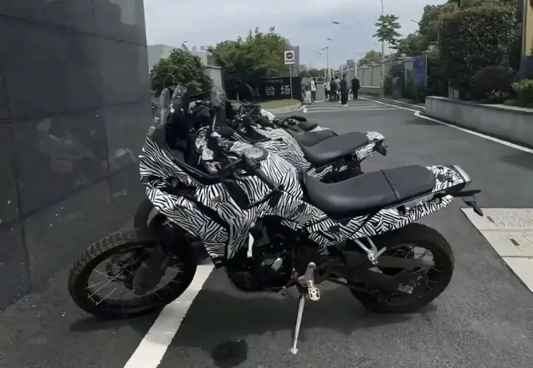 春风550SR伪装测试车正面：前双碟盘与分离把