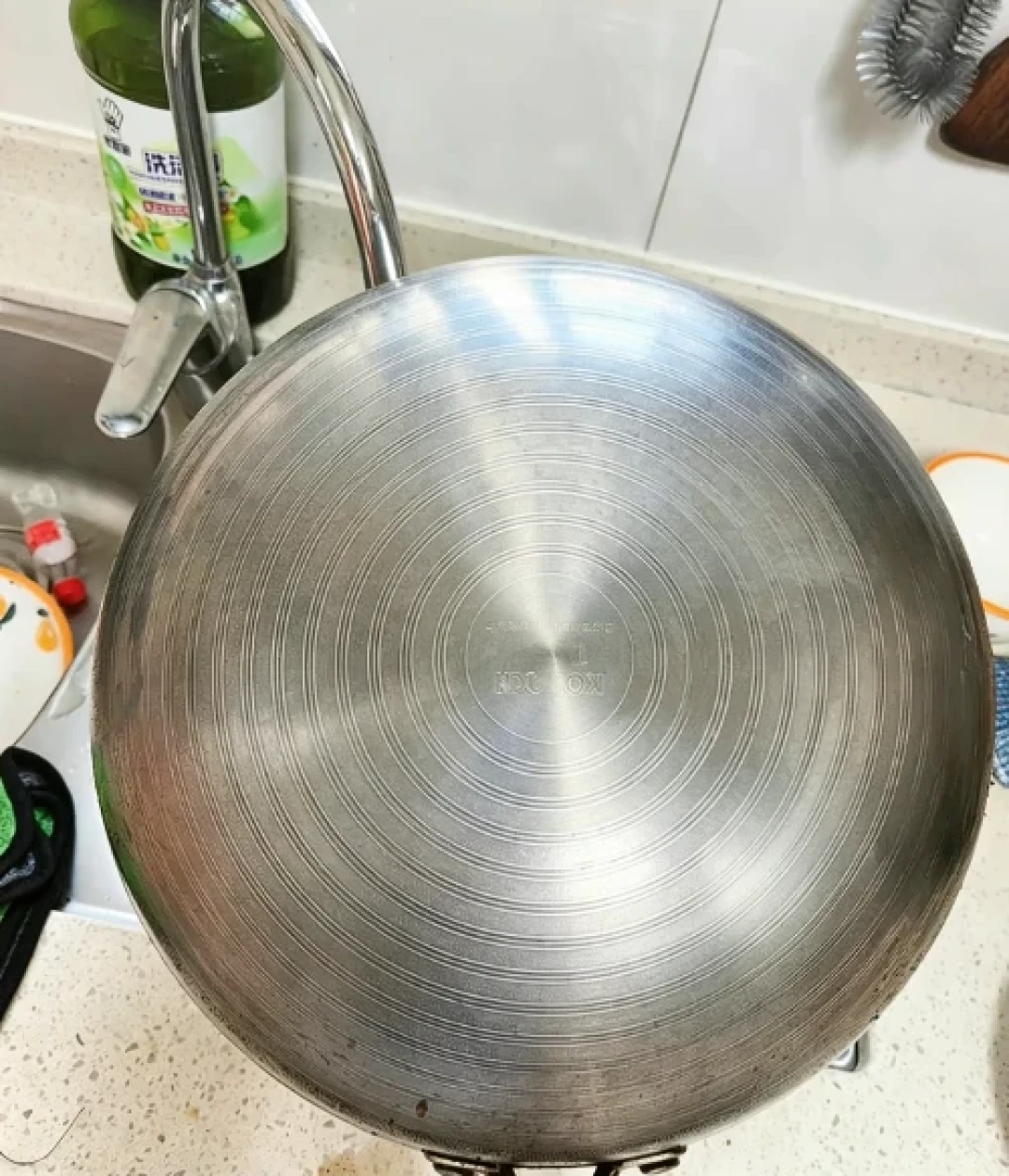 锅糊底烧黑了？先煮一锅碱水：不锈钢珐琅有救，铝锅越洗越黑