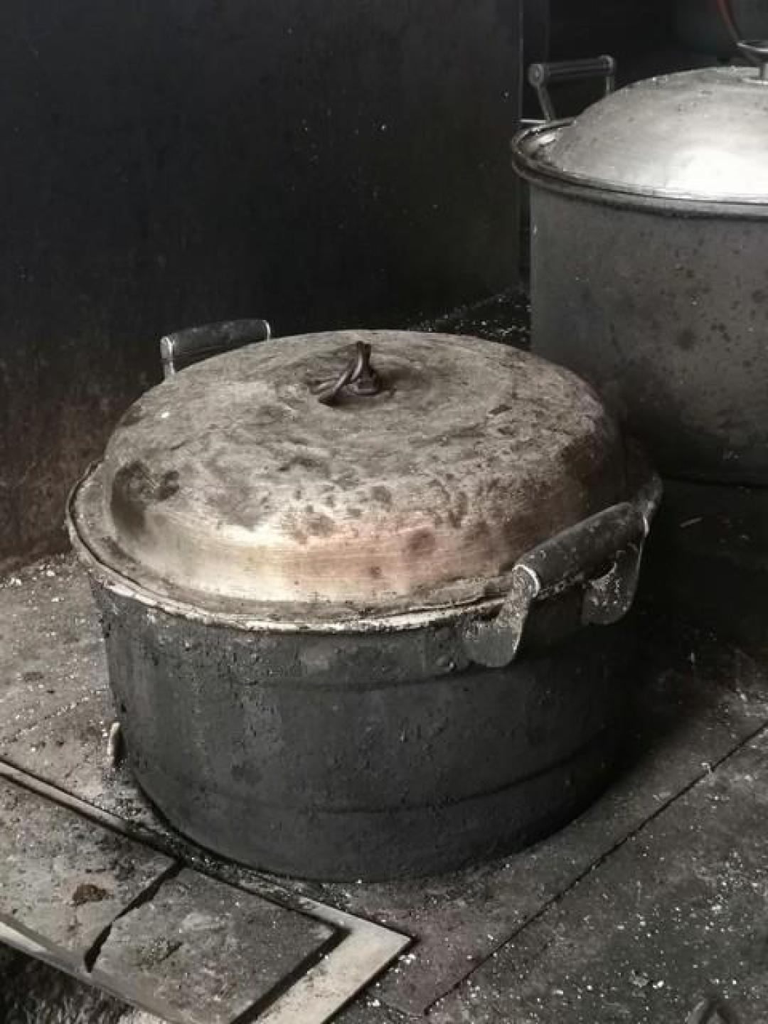 锅糊底烧黑了？先煮一锅碱水：不锈钢珐琅有救，铝锅越洗越黑