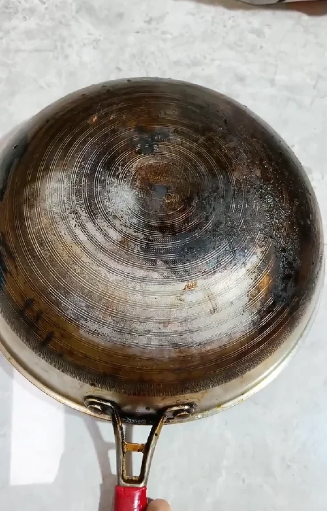 锅糊底烧黑了？先煮一锅碱水：不锈钢珐琅有救，铝锅越洗越黑