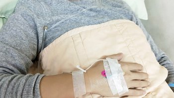 46岁男子查出肠癌，后悔大哭：原来大便早已提醒，自己却忽视了