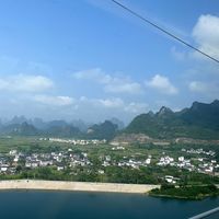 阳朔的山，白天是山水画，晚上是巨物片