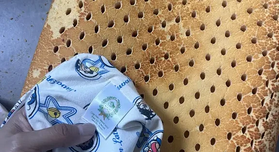 枕芯泛黄，别急着丢进洗衣机：那层黄多半不是螨虫，有的怕泡、有的怕晒