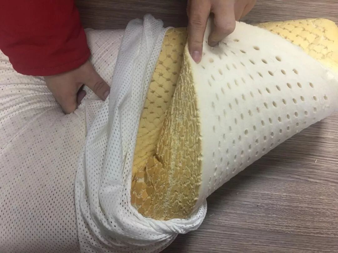 枕芯泛黄,别急着丢进洗衣机:那层黄多半不是螨虫,有的怕泡、有的怕晒