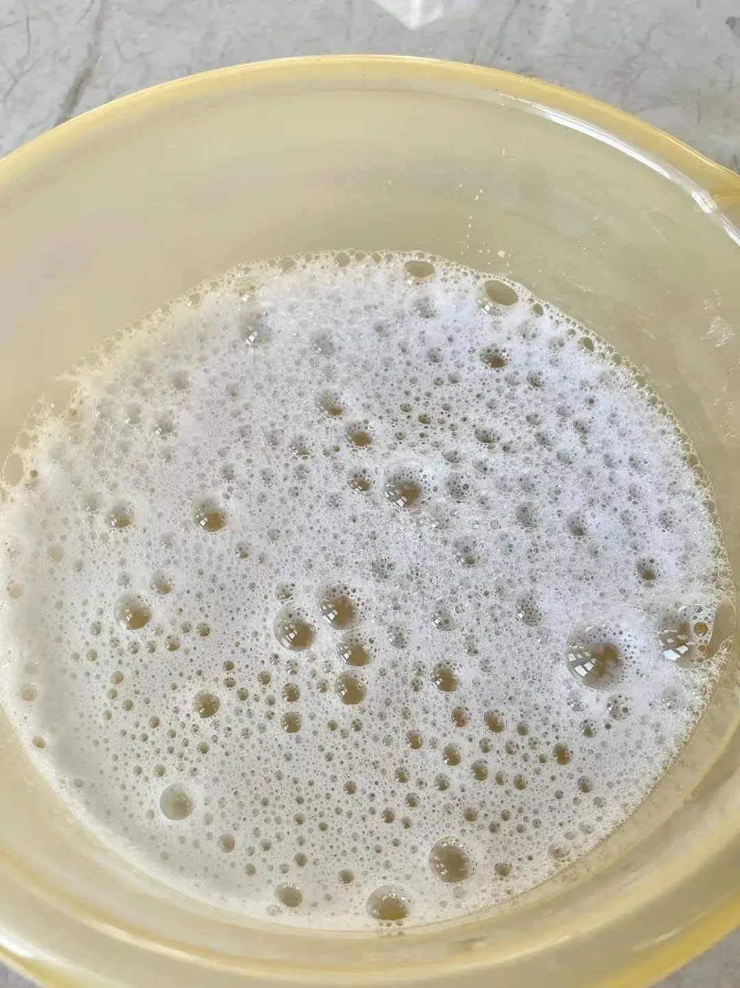 枕芯泛黄,别急着丢进洗衣机:那层黄多半不是螨虫,有的怕泡、有的怕晒
