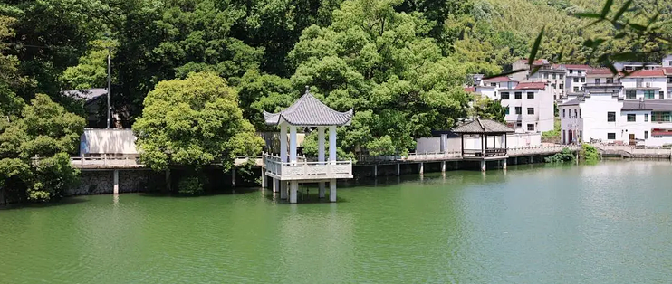 徒步白革古道赏秋色，探索文化古迹之旅