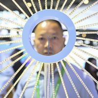 这届进博会的出行有AI助手了：“小交”上线随申行，停车预约、接驳路线问一句就行