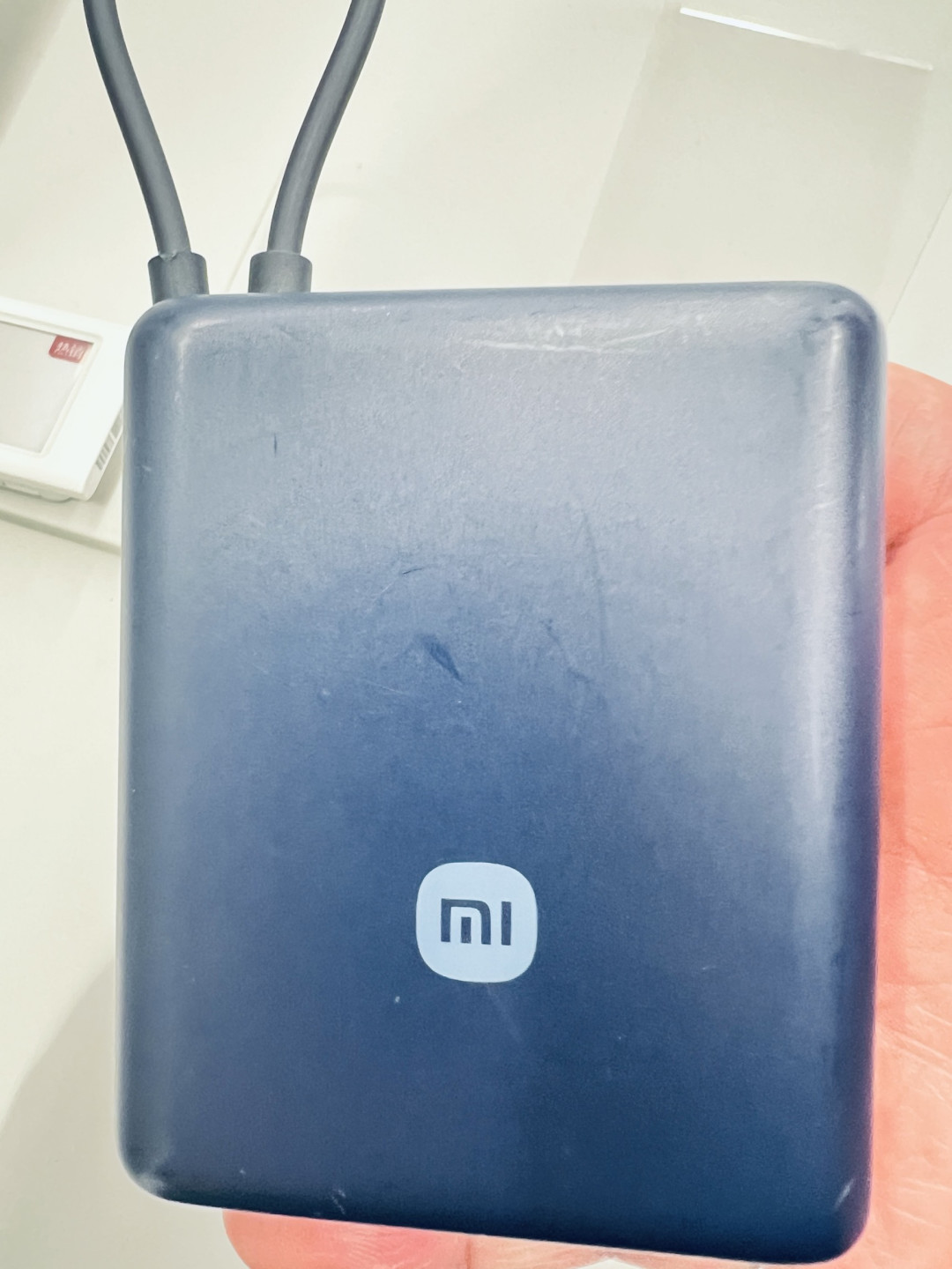 小米自带线充电宝10000mAh,移动充电的效率与美学二合一!