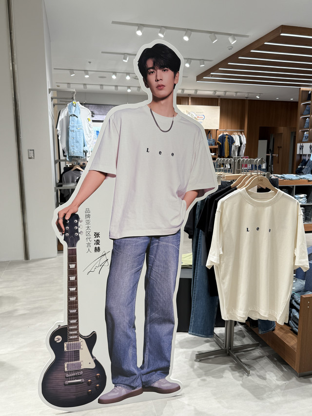 救命！谁能拒绝张凌赫同款Lee白T啊！！！