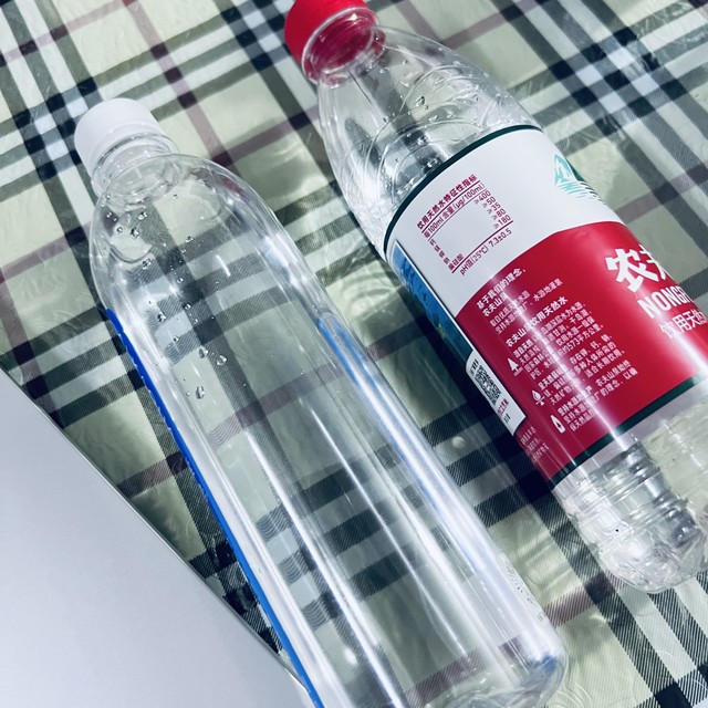 618里买的水，一瓶矿泉水我，一瓶饮用水！