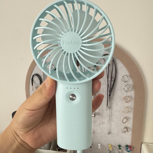 迷你手持风扇：清凉随行体验