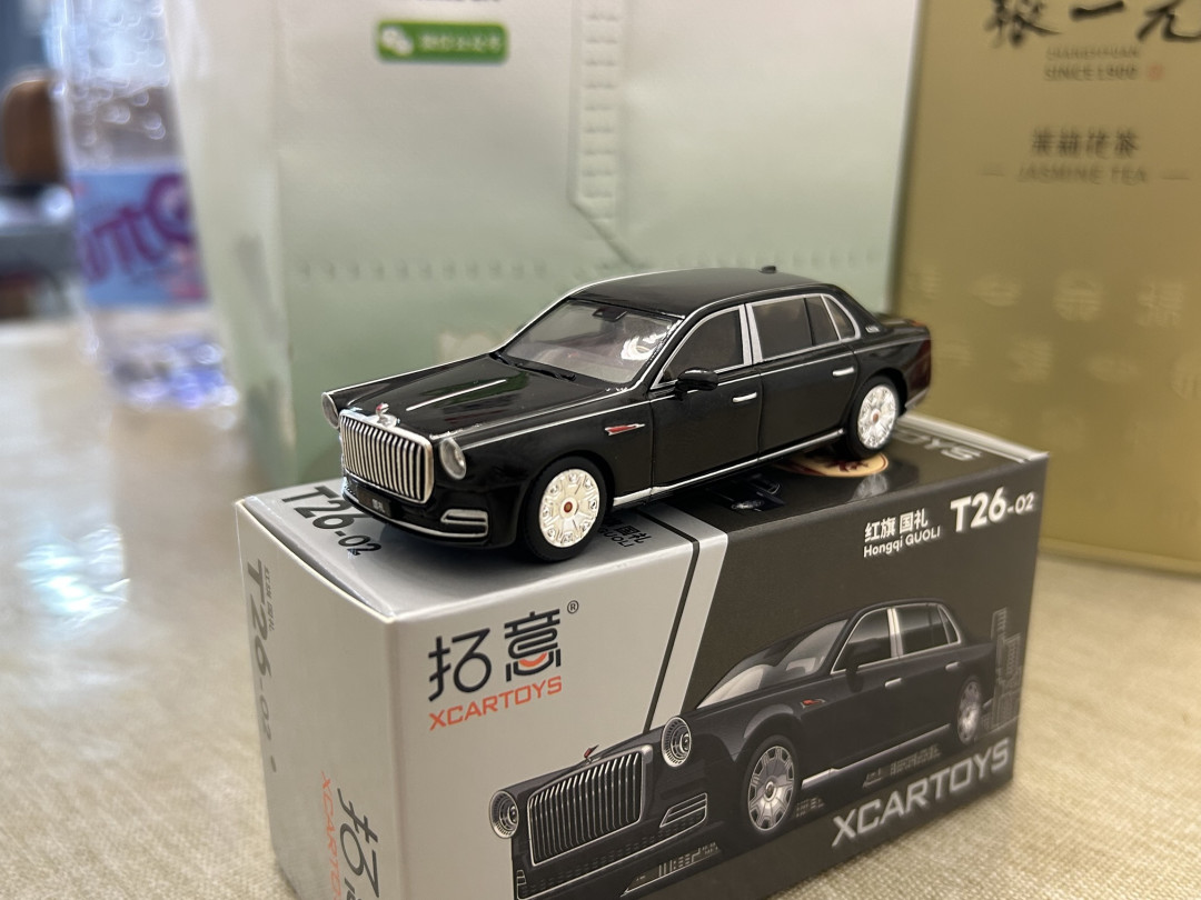 全黑哑光漆面红旗国礼模型细节精湛