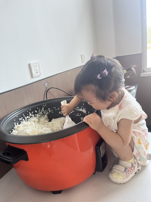 你们看看我和电饭锅谁体积大